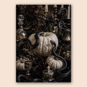 Décor Halloween avec citrouilles, serpents et fleurs séchées sur fond noir
