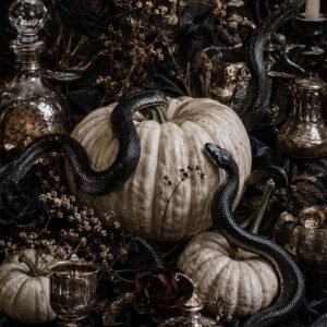 Affiche Halloween sombre avec citrouilles claires, serpents noirs et décor gothique