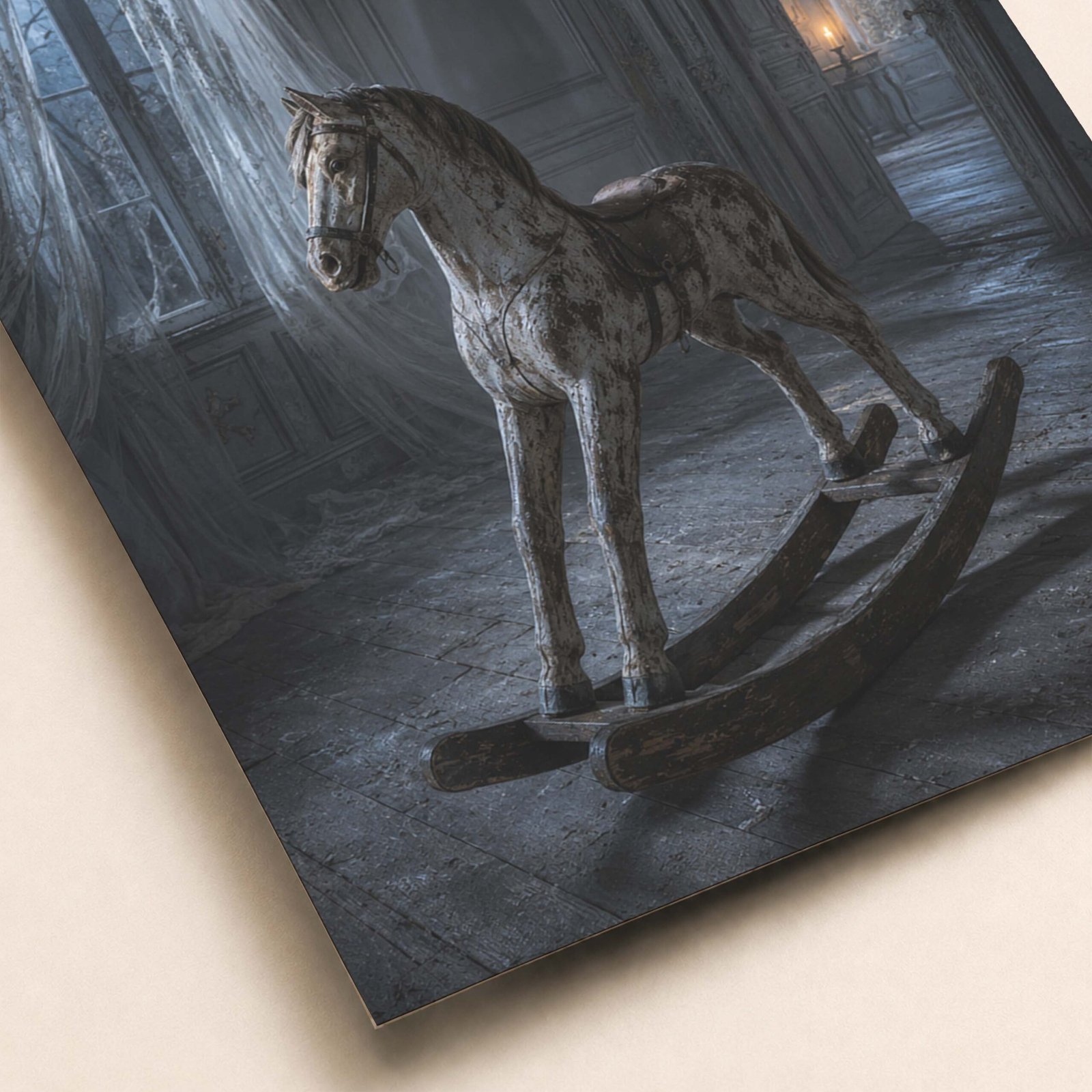 Détail du cheval à bascule ancien sur fond sombre
