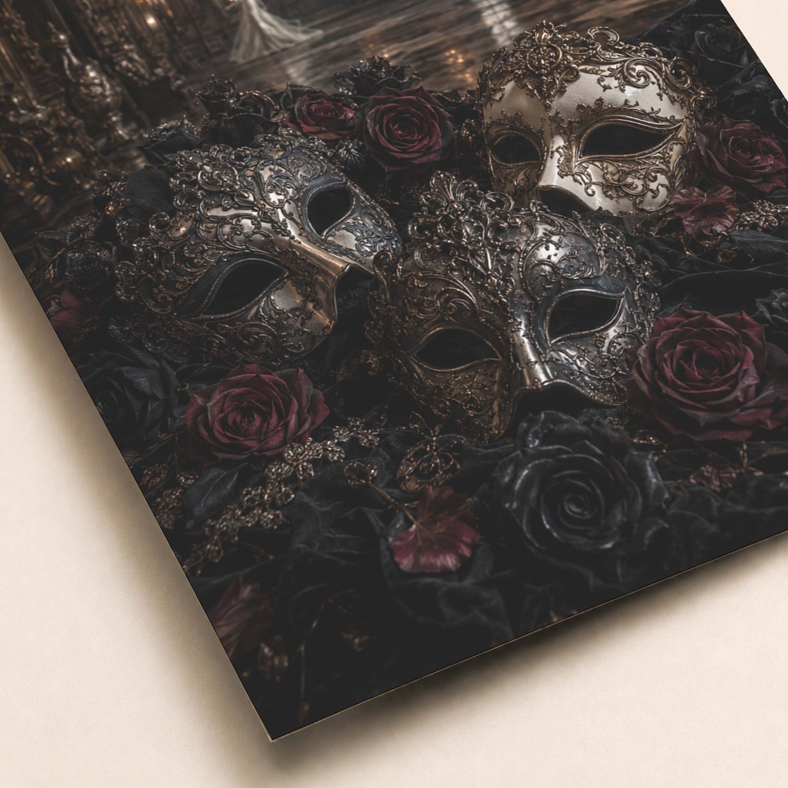 Détail des masques ornés et des roses sombres