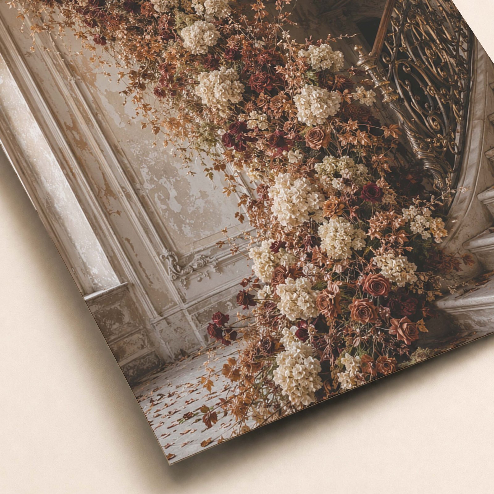 Détail de fleurs abondantes sur un escalier ancien patiné
