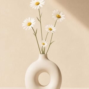 Affiche représentant un vase minimaliste aux lignes douces, accompagné de marguerites délicates. L’ensemble crée une composition simple et raffinée, parfaite pour apporter une note de calme à votre décoration