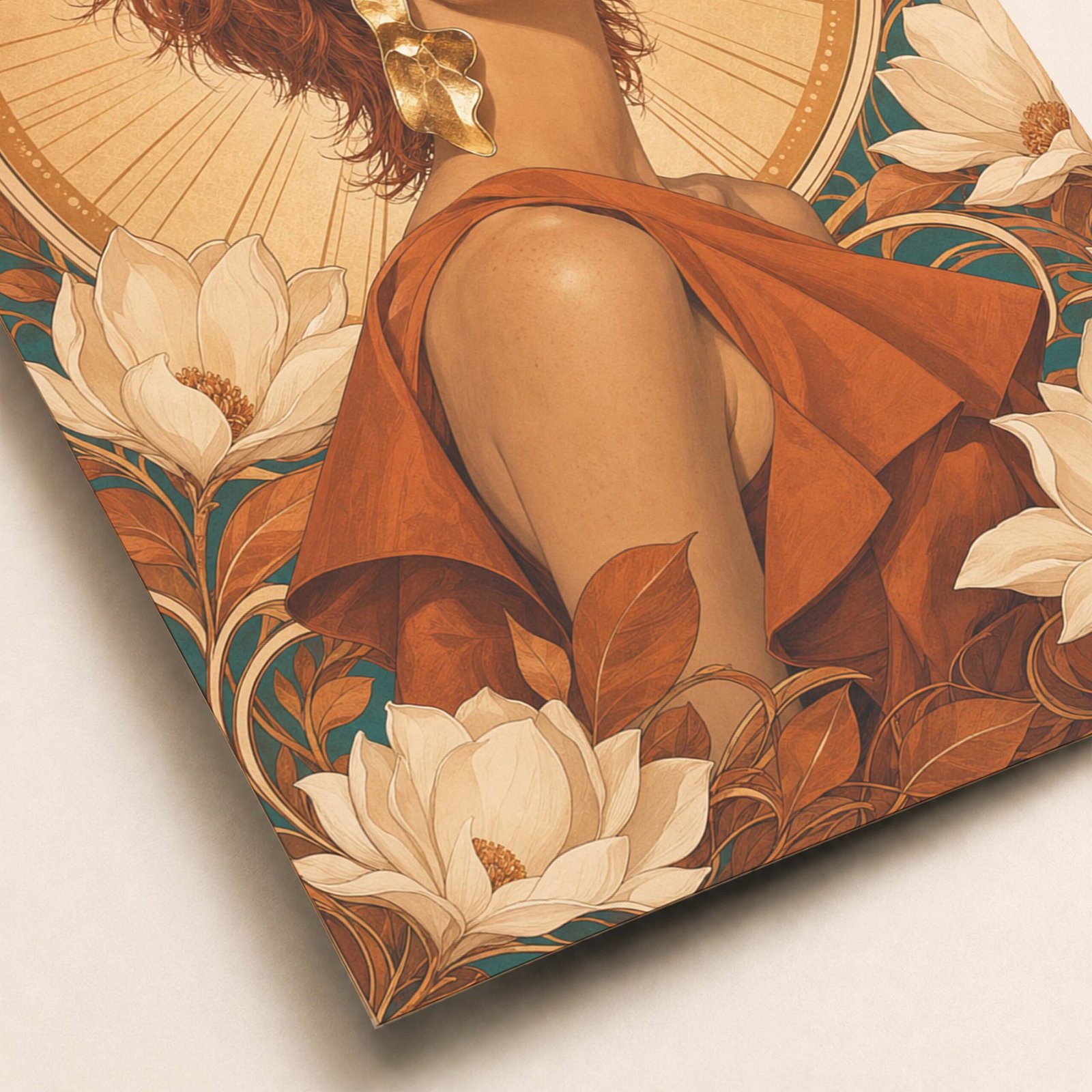 Détail du portrait féminin stylisé avec halo solaire et motifs floraux