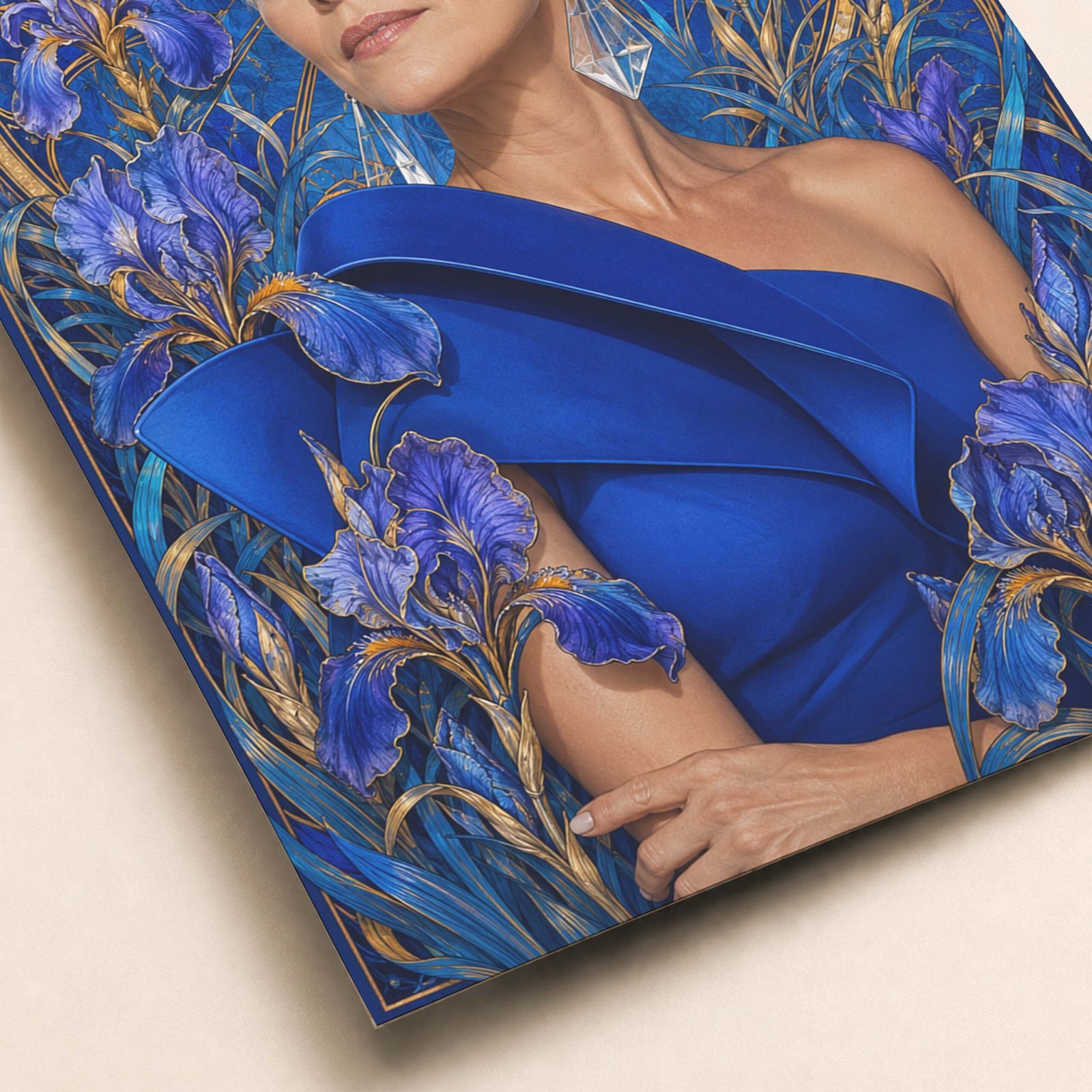 Détail du portrait féminin et des iris bleus avec motifs dorés